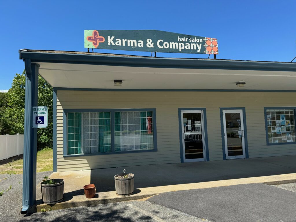 highly visible salon for lease